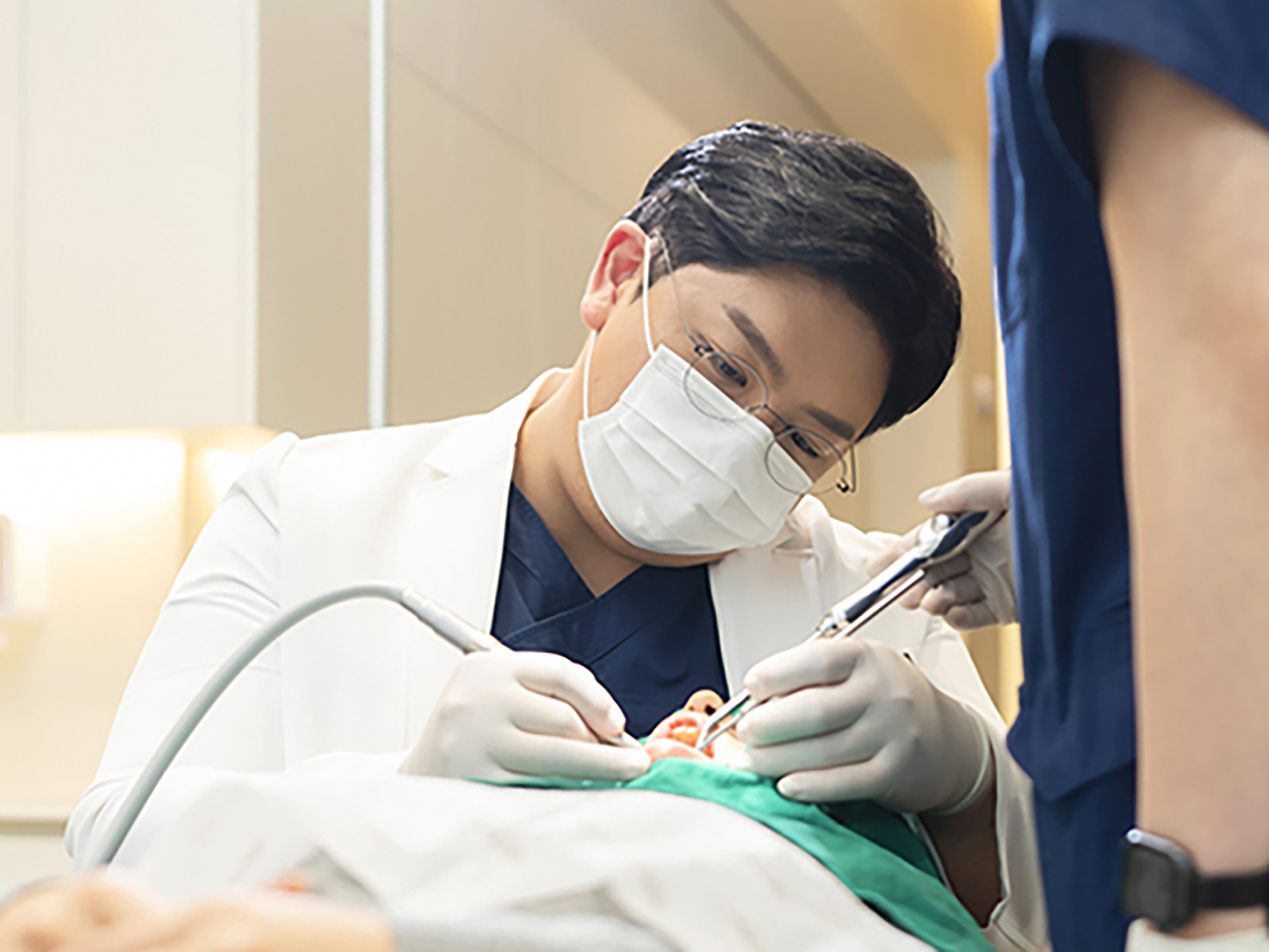 Le Blanc Dental Clinic ビョン・サンギュン院長の治療風景